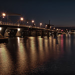 Bridge_of_ZaanseSchans_at_night.jpg